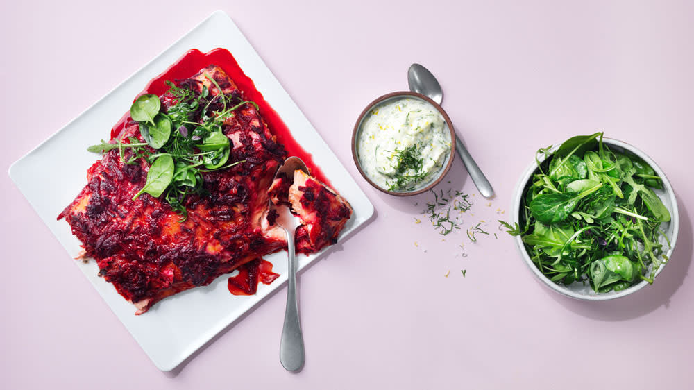 Lax marinerad i saffran med dillaioli och örtsallad