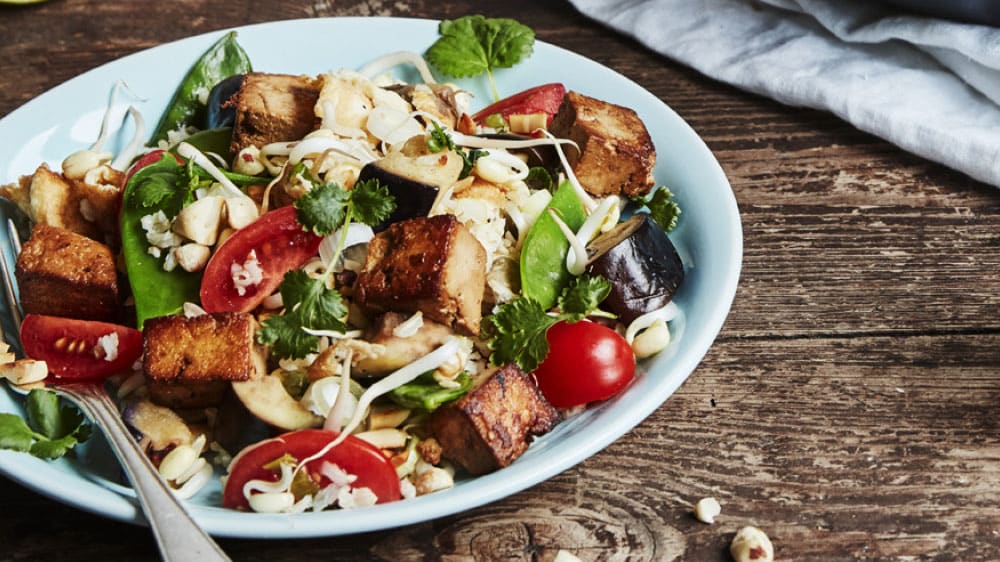 Äggstekt ris med tofu, aubergine och sockerärtor