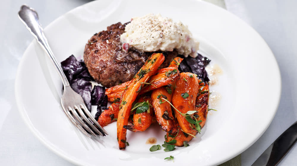 Olivpannbiffar med vinägerstekt rödkål