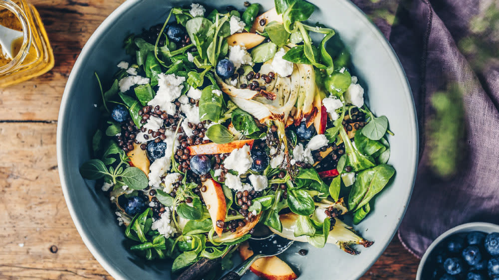 Linssallad med grillad fänkål, nektarin, blåbär & getost