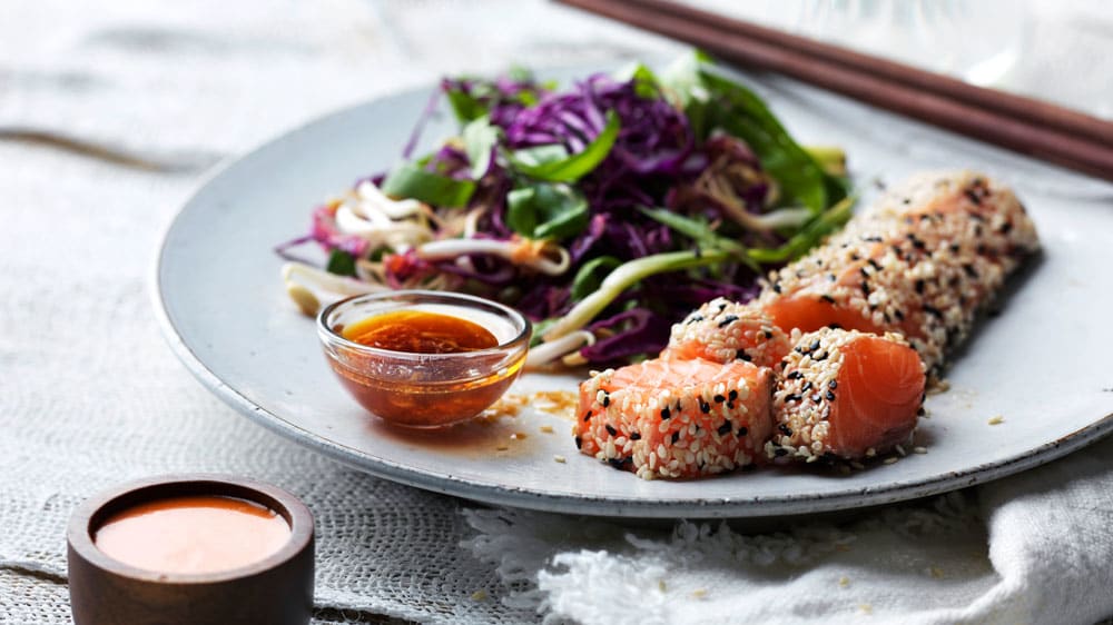 Tataki på lax med rå kålsallad