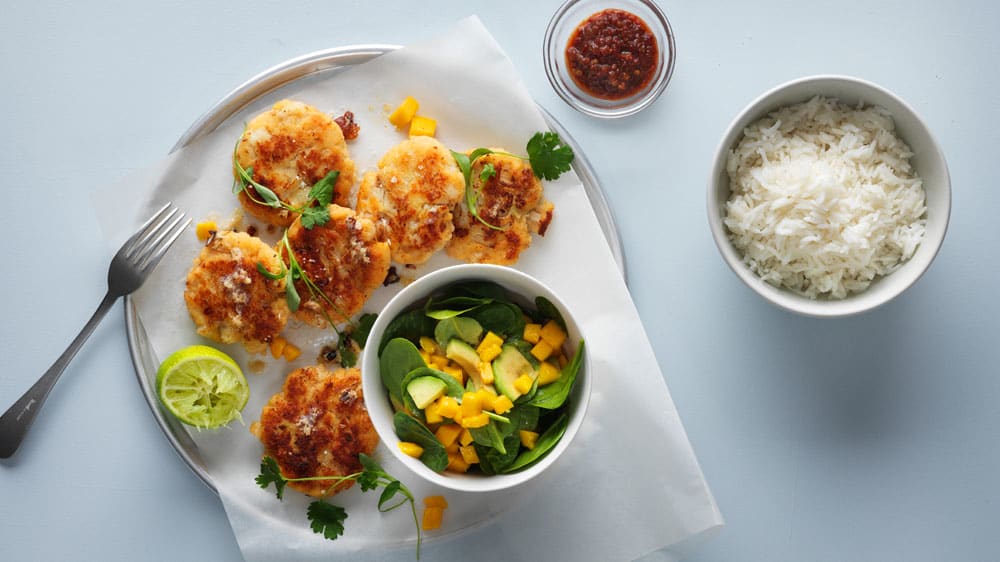 Fishcakes med avokado, mango & kokosris