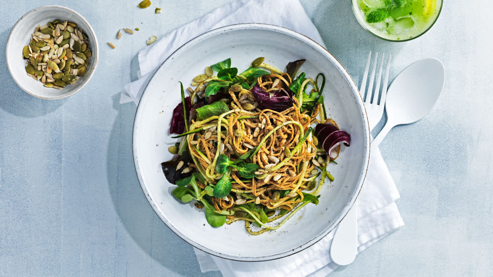 Bönpasta med pesto och läskande gurkvatten med mynta