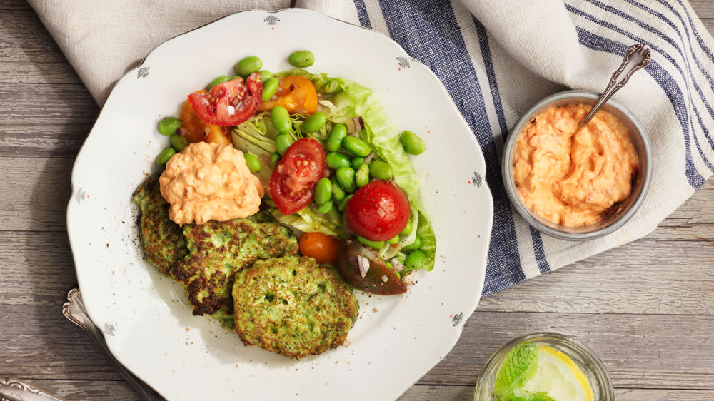 Broccolifritters med augustisallad