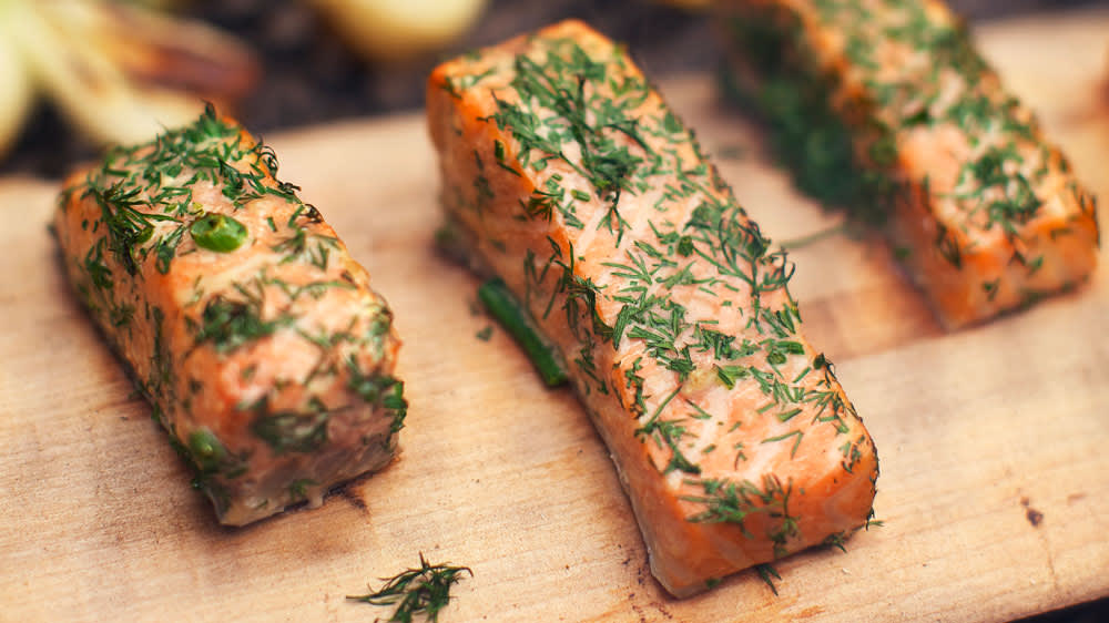 Dillgrillad lax med ljummen potatissallad