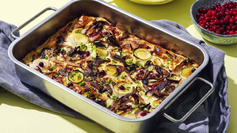 Ugnspannkaka med ostronskivling, lingon & sallad