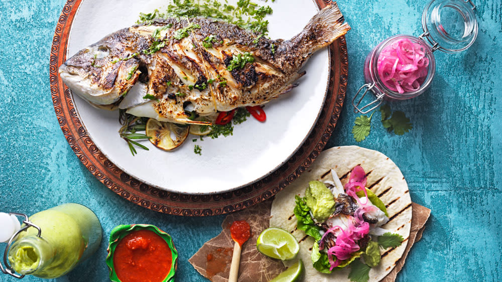 Tacos de pescado med limepicklad rödlök, tomatillo och chipotlesås