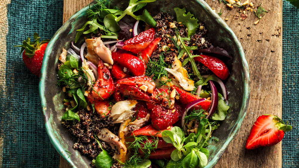 Sommarbowl med rökt makrill, quinoa, babyspenat & peppriga jordgubbar