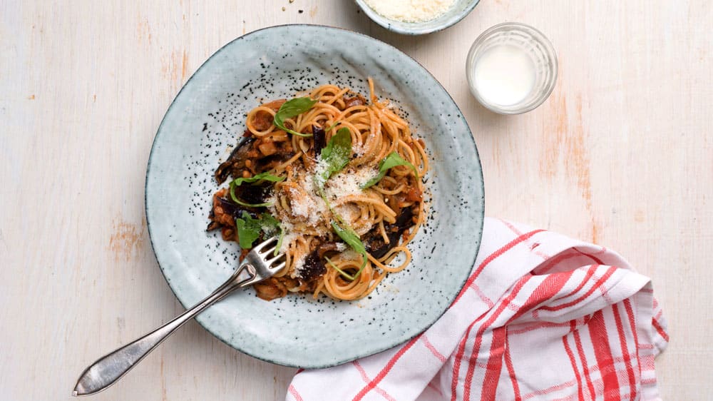 Auberginebolognese med parmesan & rucola