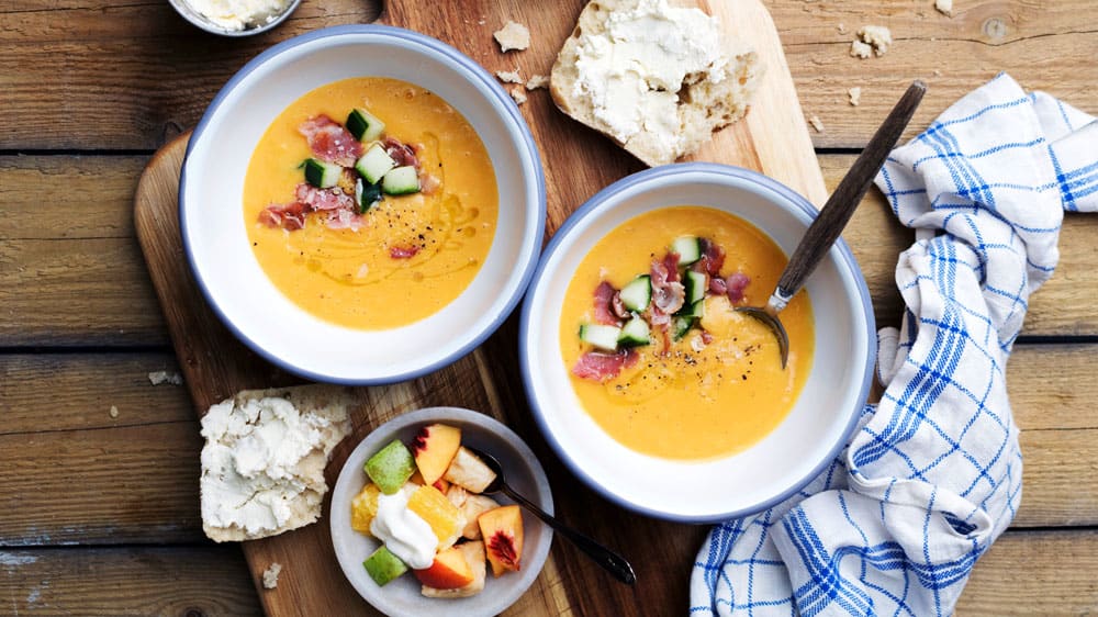 Sötpotatissoppa med baconströssel och fräsch fruktsallad till efterrätt