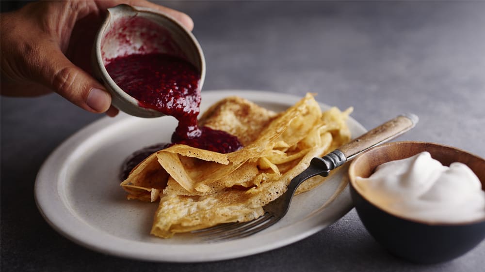 Veganska pannkakor med sylt och grädde