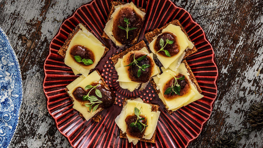 Cheddar på pepparkaksdigestive med fikonmarmelad och timjan