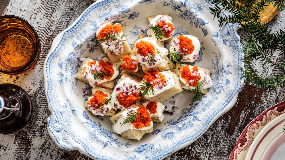 Löjrom och rökt gräddfil på surdeg