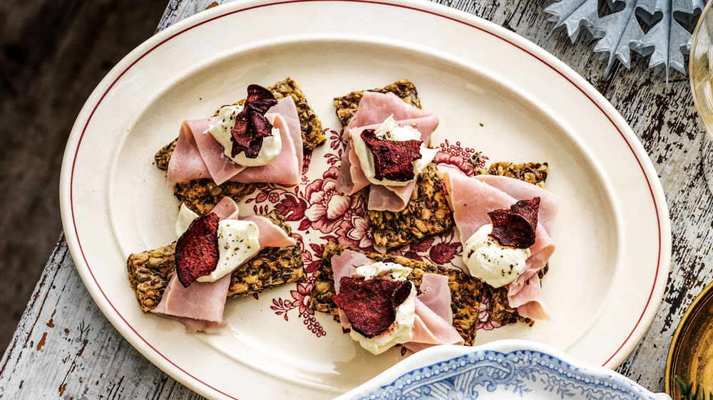 Julskinka på fröknäcke med senapskräm