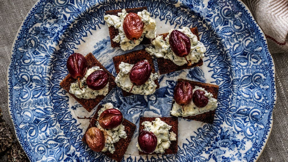 Brynt kavring med ädelostkräm och rostade vindruvor