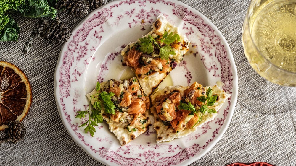 Laxtartar på hårt tunnbröd