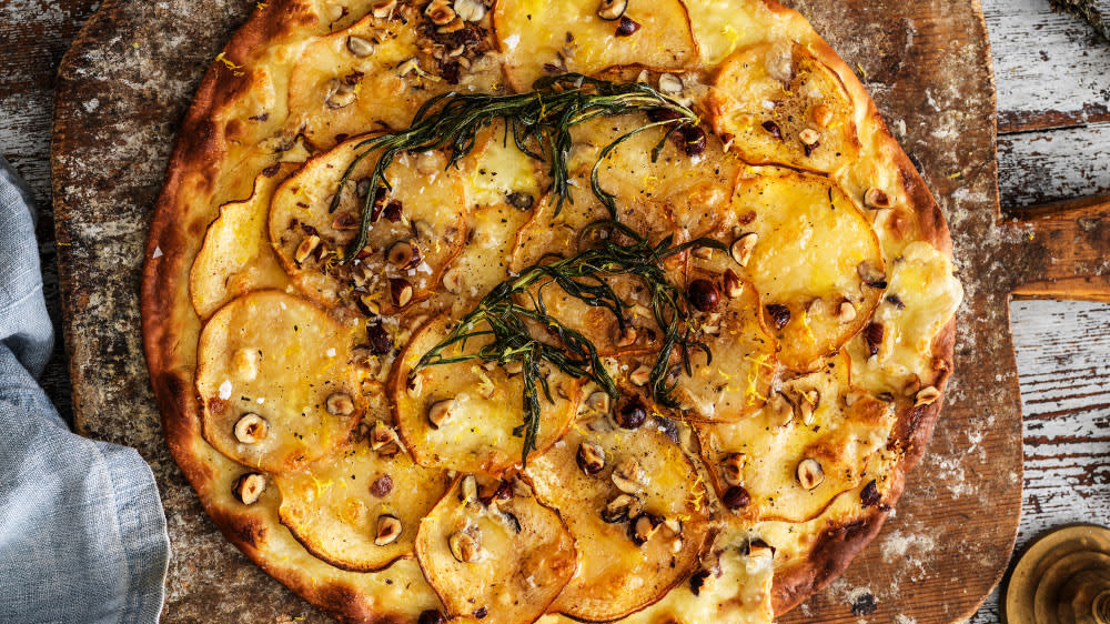 Pizza med kålrot, hasselnötter och rosmarinsmör