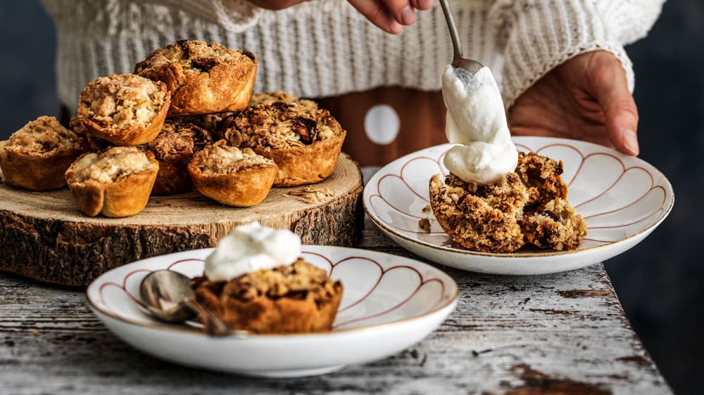 Äppelpaj med glöggmarinerade russin och vispgrädde