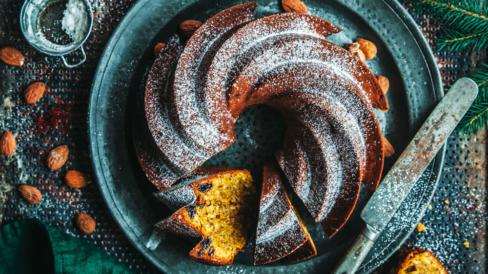 Mjuk saffranskaka med mandel, brynt smör och russin