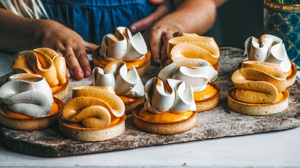 Apelsintarteletter med saffransmaräng