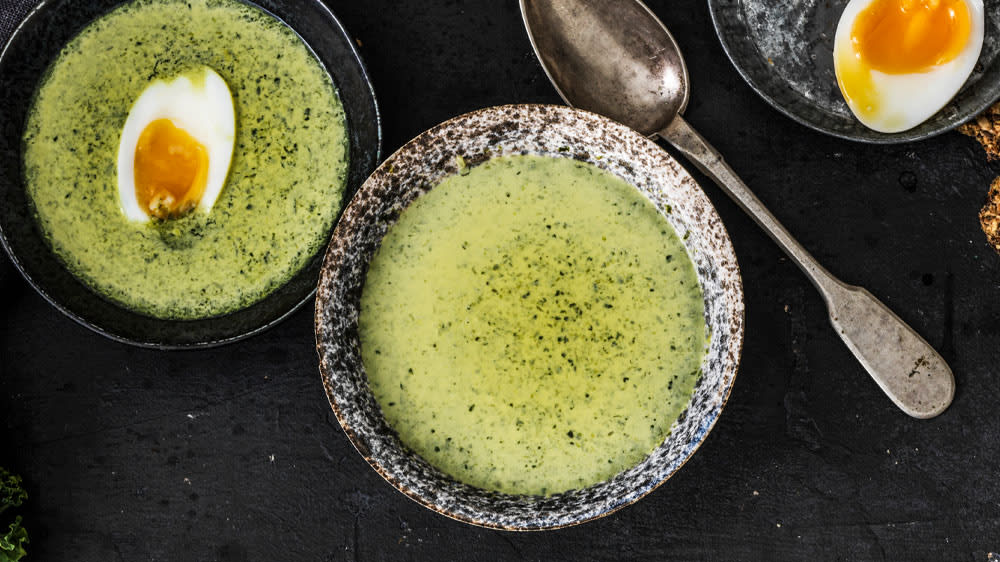 Grönkålssoppa med krämigt ägg