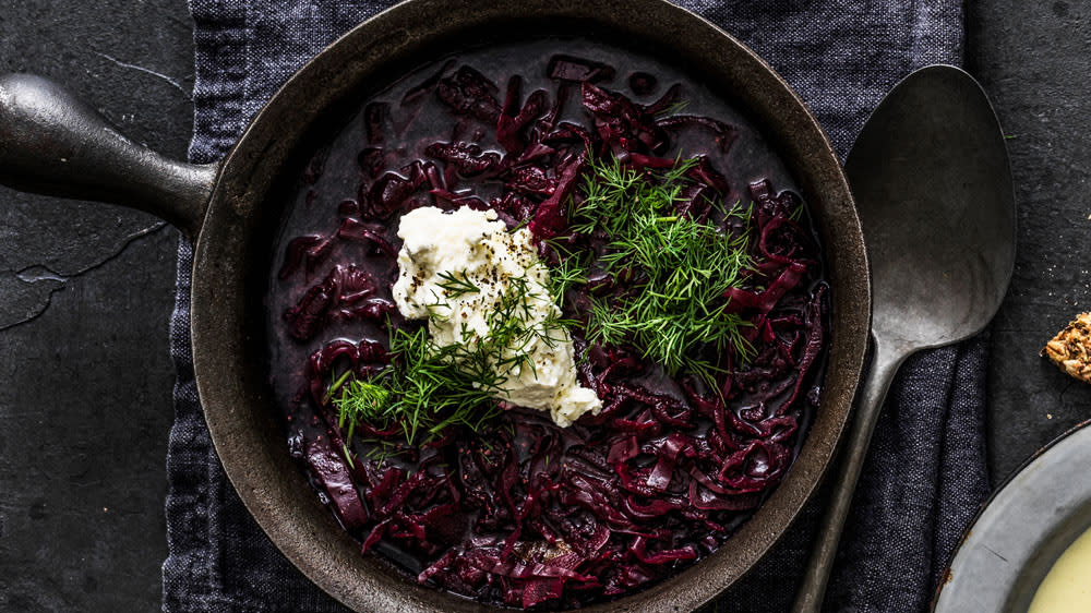Rödkåls- och rödbetssoppa med fetaostkräm