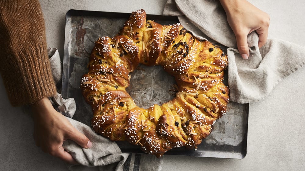 Saffranskrans med apelsin, russin och mandelmassa