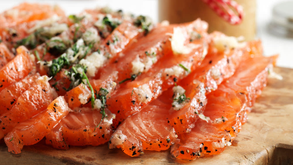 Pepparrotsgravad lax med senap- och kaffesås