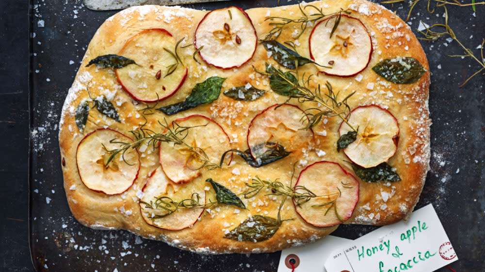 Honungsfocaccia med äpplen, rosmarin & basilika