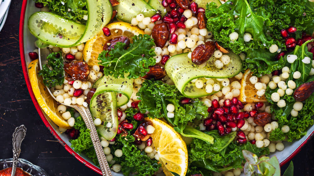Julens pärlcouscoussallad med gurka, clementin och granatäpple