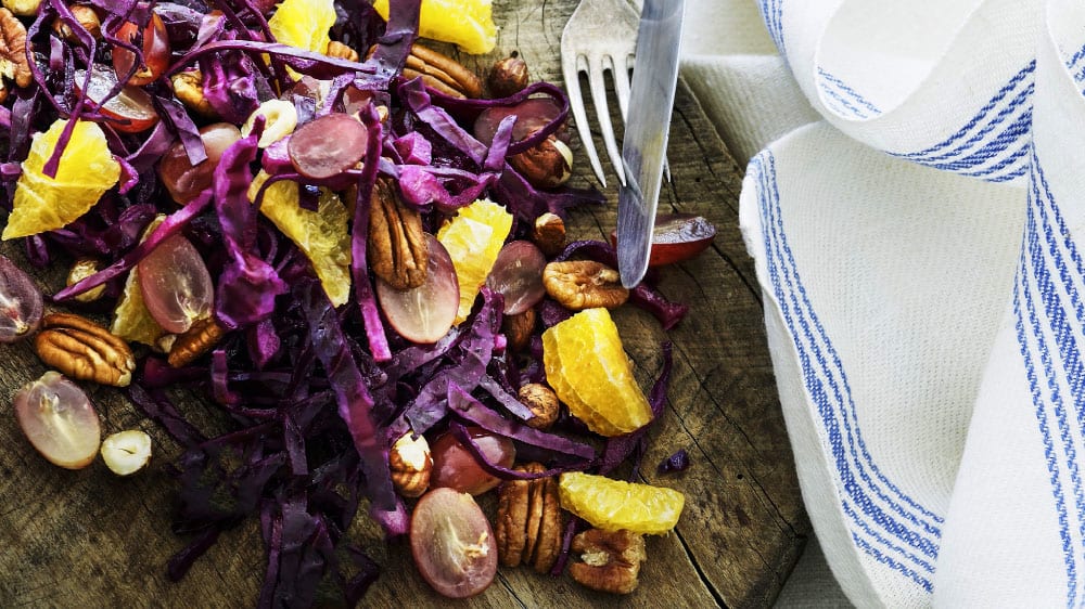 Rödkålssallad med apelsiner, vindruvor och nötter