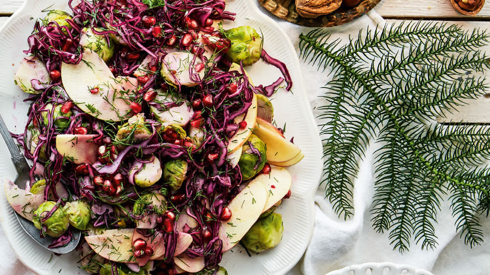 Krispig brysselkålssallad med rödkål, äpple och dill