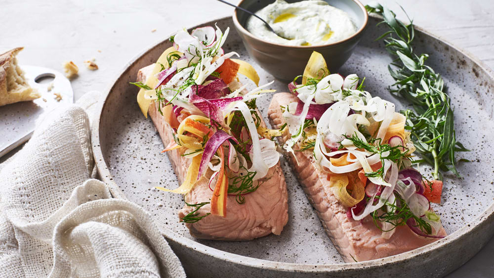 Inkokt lax med salladscrudité och dragonkräm