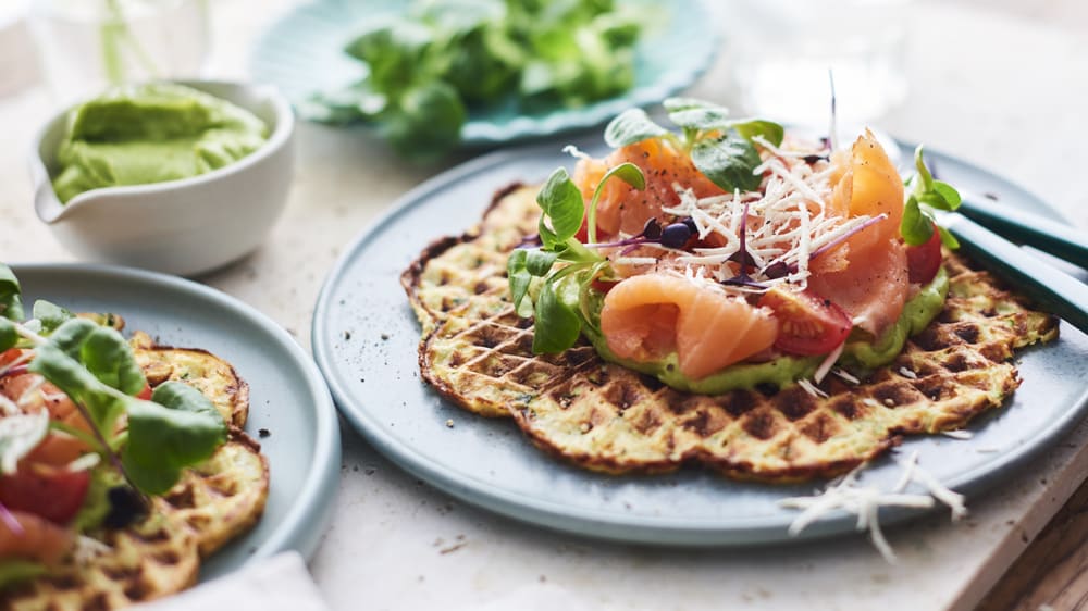 Zucchinivåffla med avokadokräm och rökt lax 