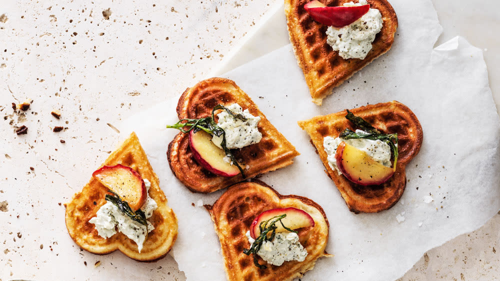 Dinkelvåfflor med ädelostkräm & rosmarinstekta äpplen