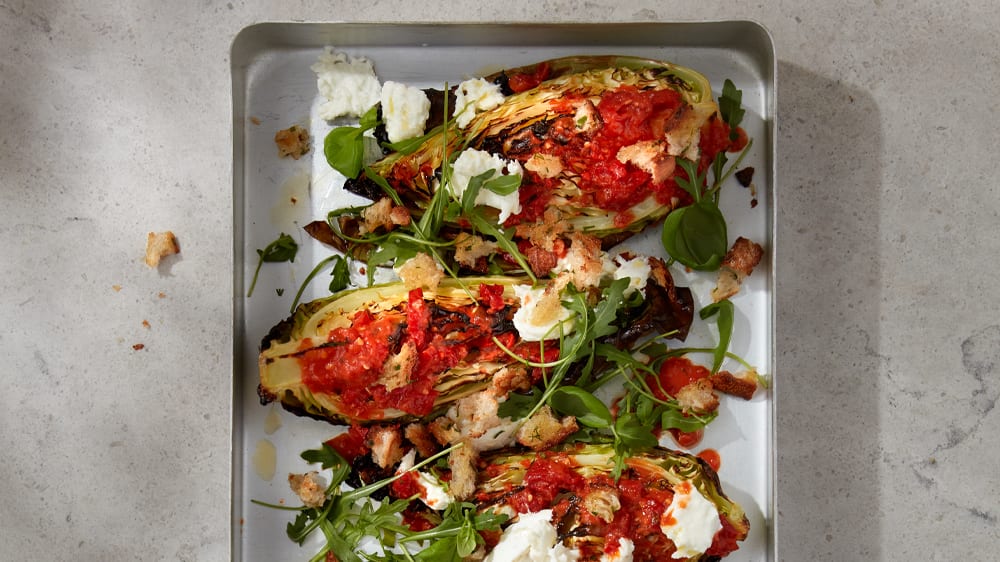 Rostad spetskål med tomatvinaigrette och buffelmozzarella