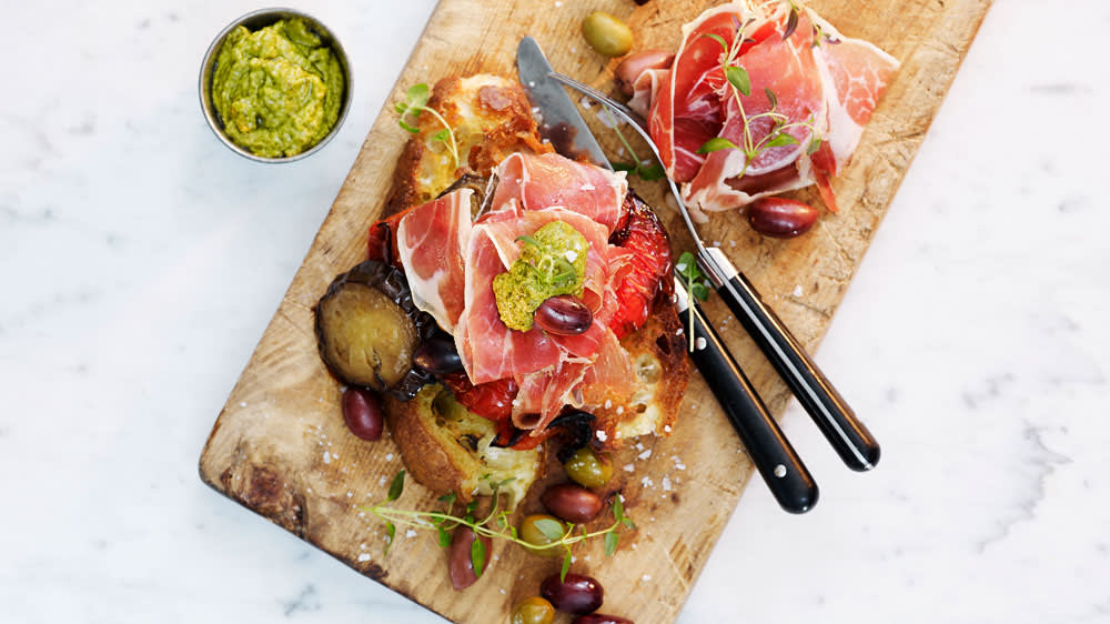 Bruschetta med Barilla Pesto alla Genovese och parmaskinka