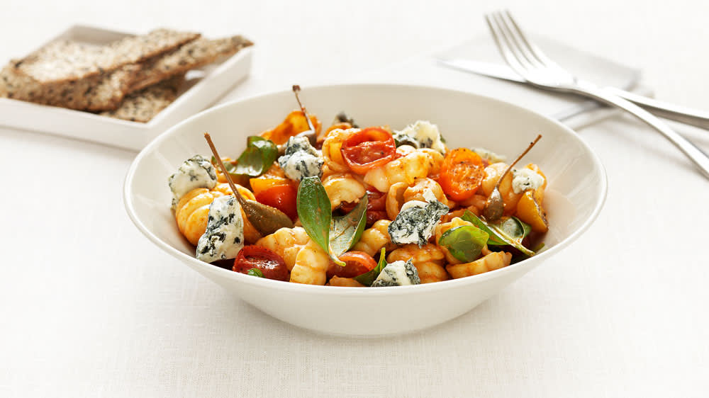 Ljummen sallad med Gnocchi, Barilla Pesto Rosso, rostad tomat, gorgonzola och kapris