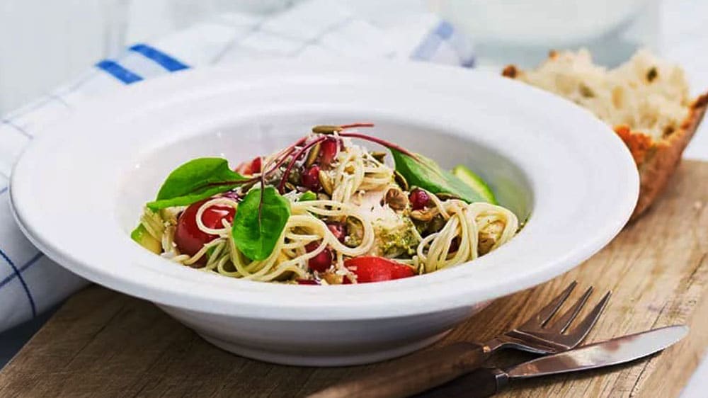 Pasta Capellini med krämig pestokyckling, avokado och rostade pumpakärnor