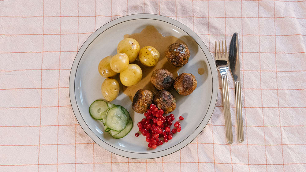Vegoköttbullar med gräddig sås, pressgurka och rårörda lingon