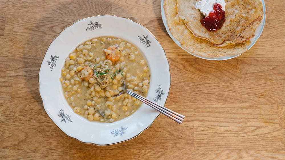 Ärtsoppa med morötter, rökig svamp och veganska pannkakor