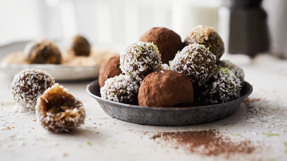 Rawboll med aprikos och valnötter eller mango och ingefära