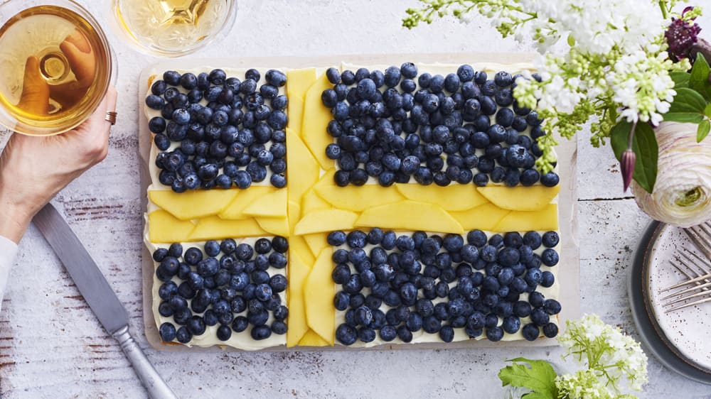 Nationaldagskaka med blåbär och mango