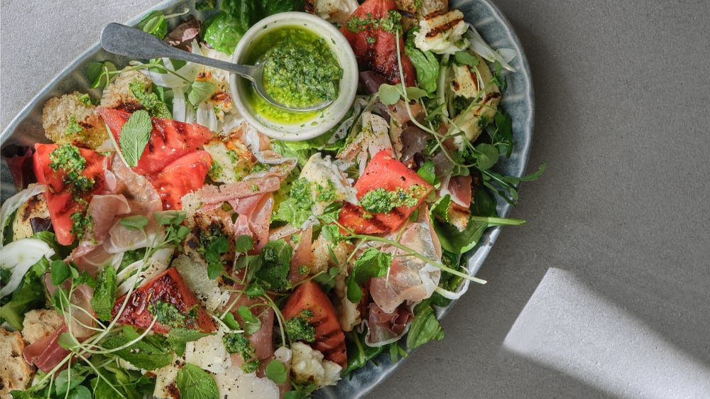 Grillad brödsallad med halloumi och vattenmelon och grön harissadressing