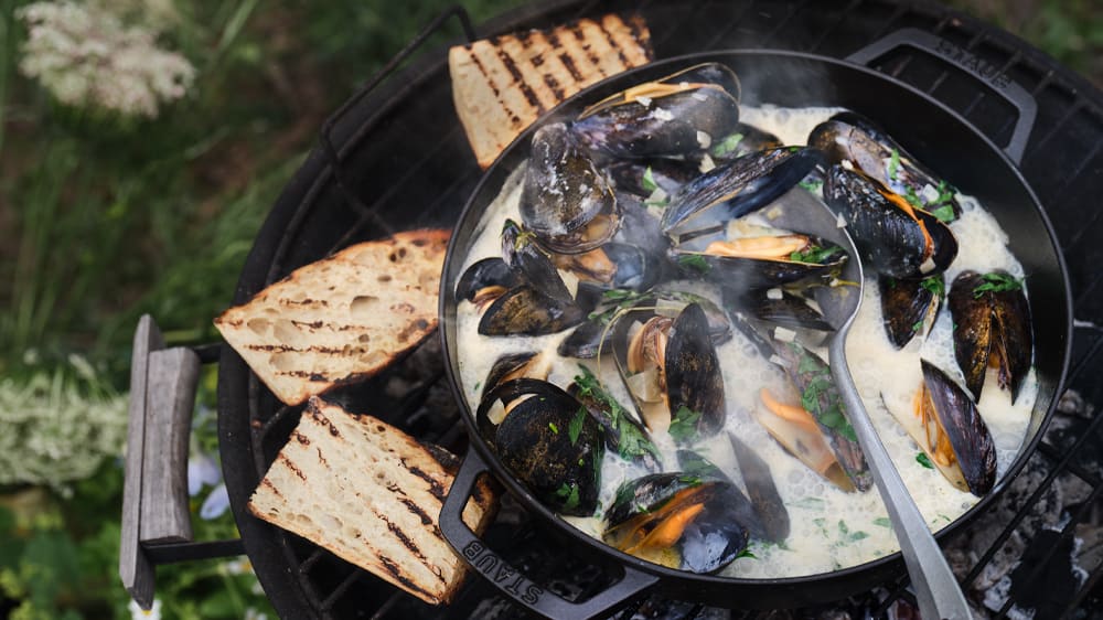 Moules på grillen med sotat bröd och dragon-aioli
