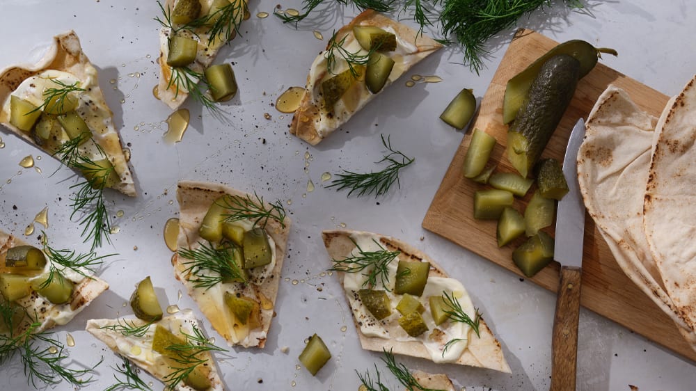 Grillat libabröd med saltgurka och honung