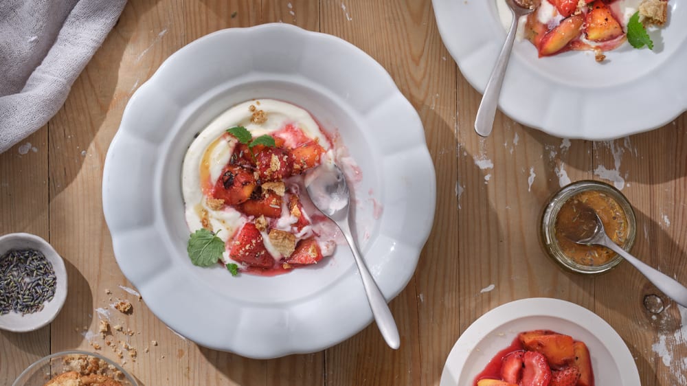 Grillad frukt med syrad grädde och lavendelsirap