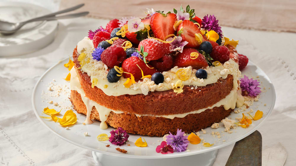 Gräddtårta med rabarber- och jordgubbskompott