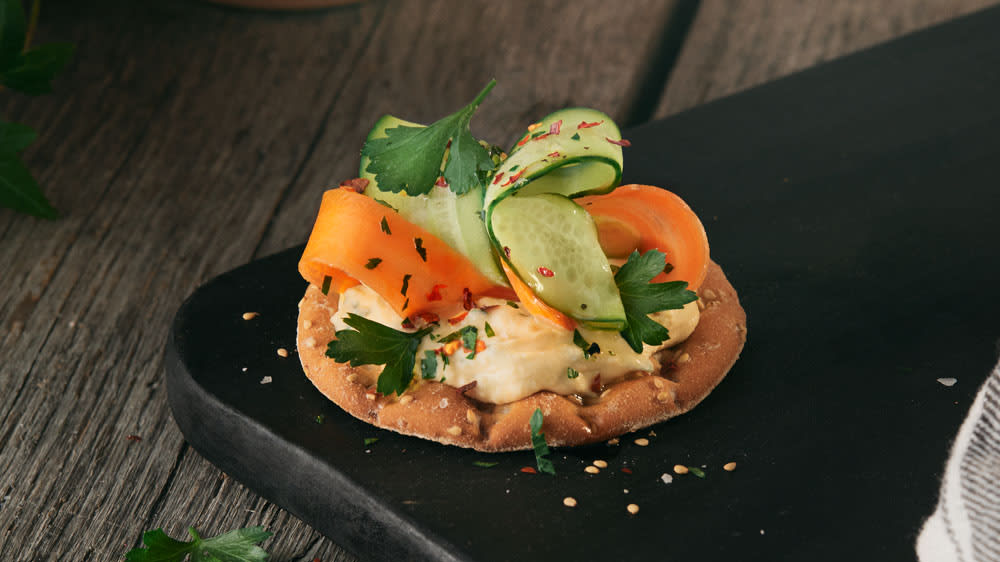 Hummus & grönsaksknäcke