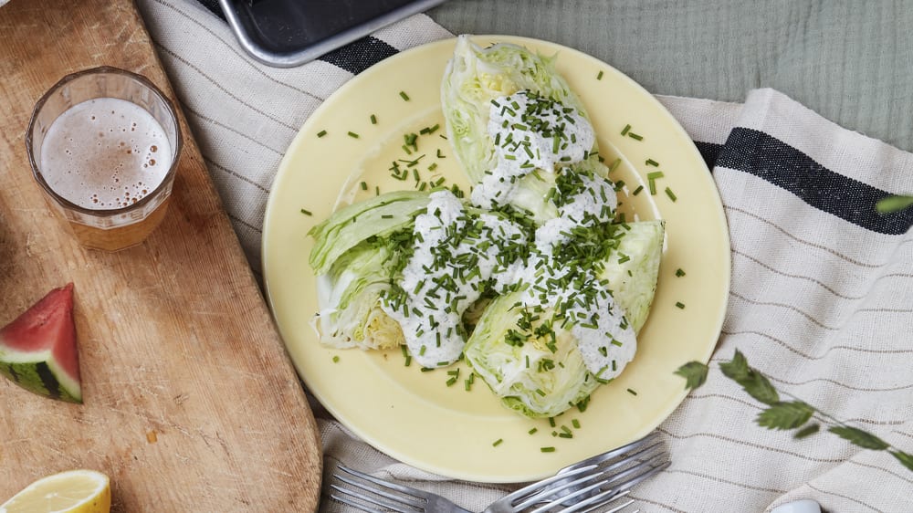 Klyftsallad med krämig örtdressing